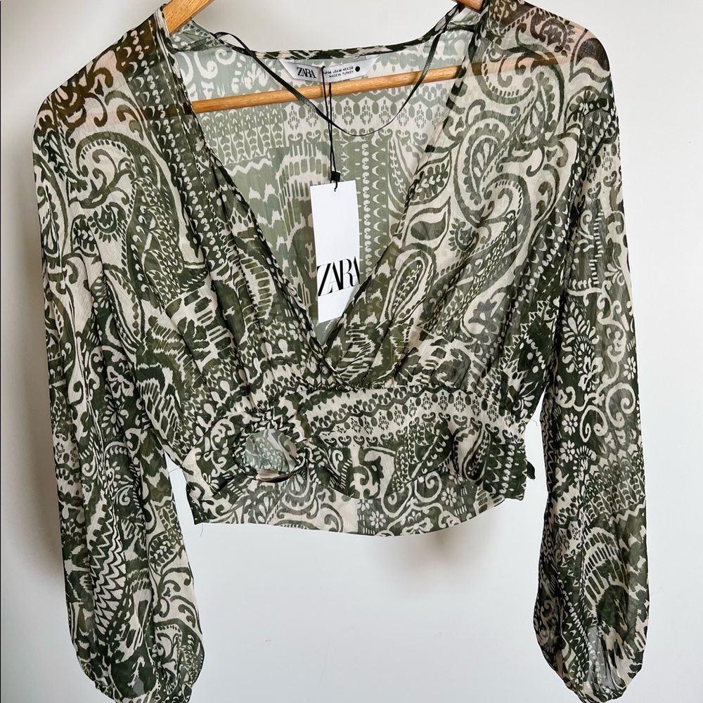 Patterned crop top blouse with ring detail. Size M. New with tags!
